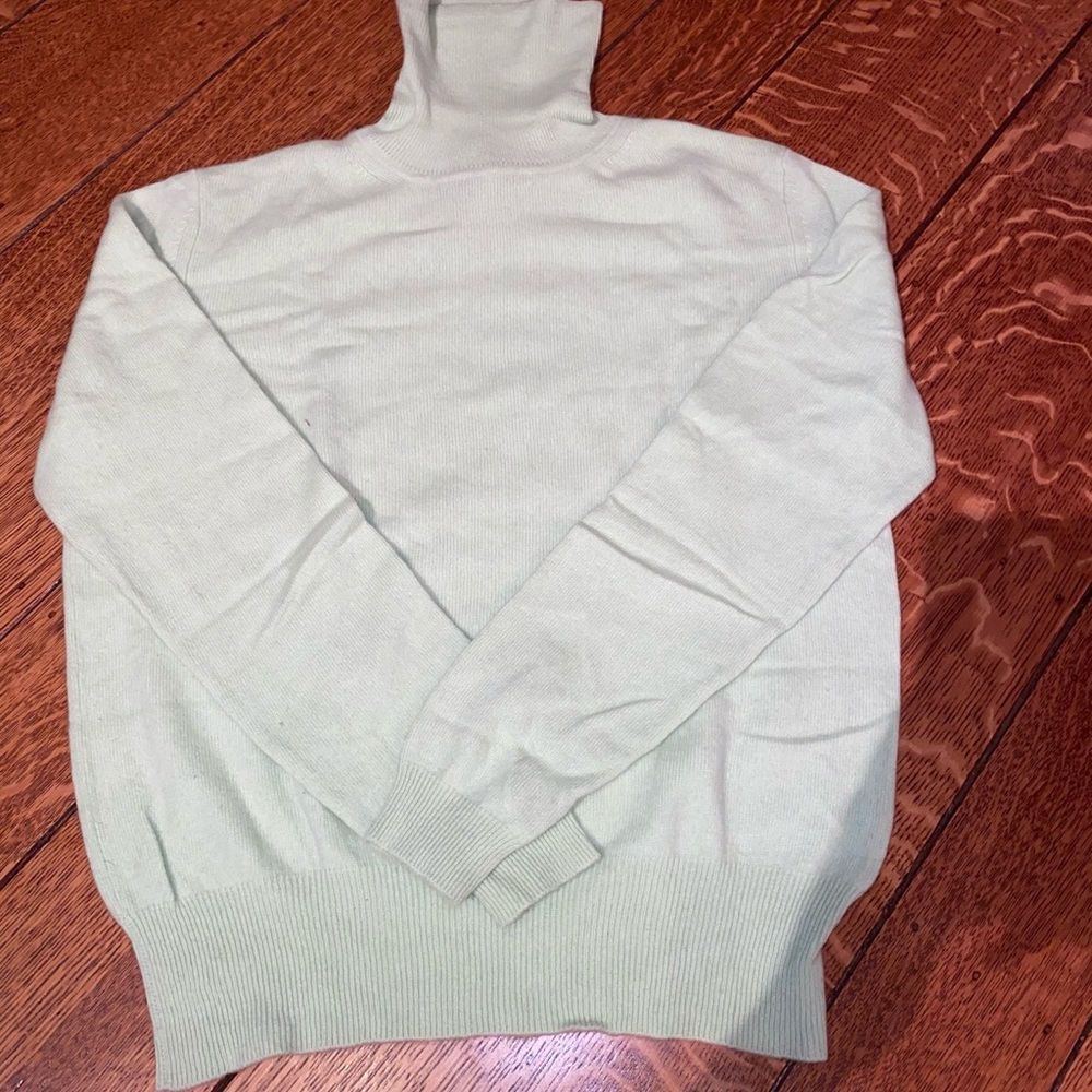 100% cashmere light green turtleneck